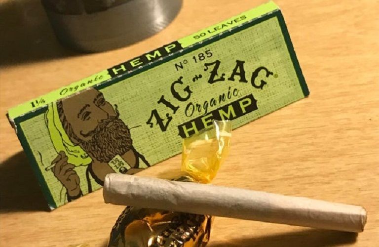 How to roll a joint with Zig Zag