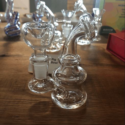 feature image 4" Stocky Glass Rig 14mm w/ Flower Bowl Only