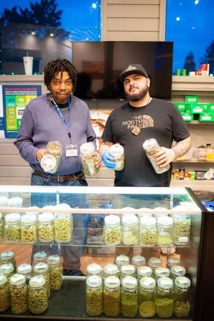 store photos Floyd's Fine Cannabis on Sandy 13
